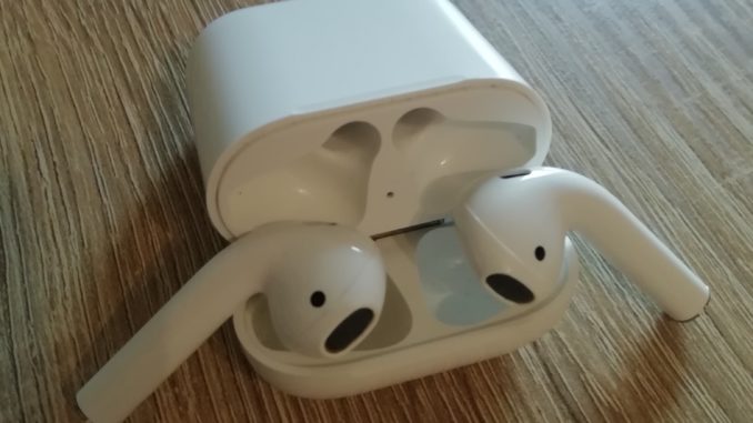Apple AirPods offen